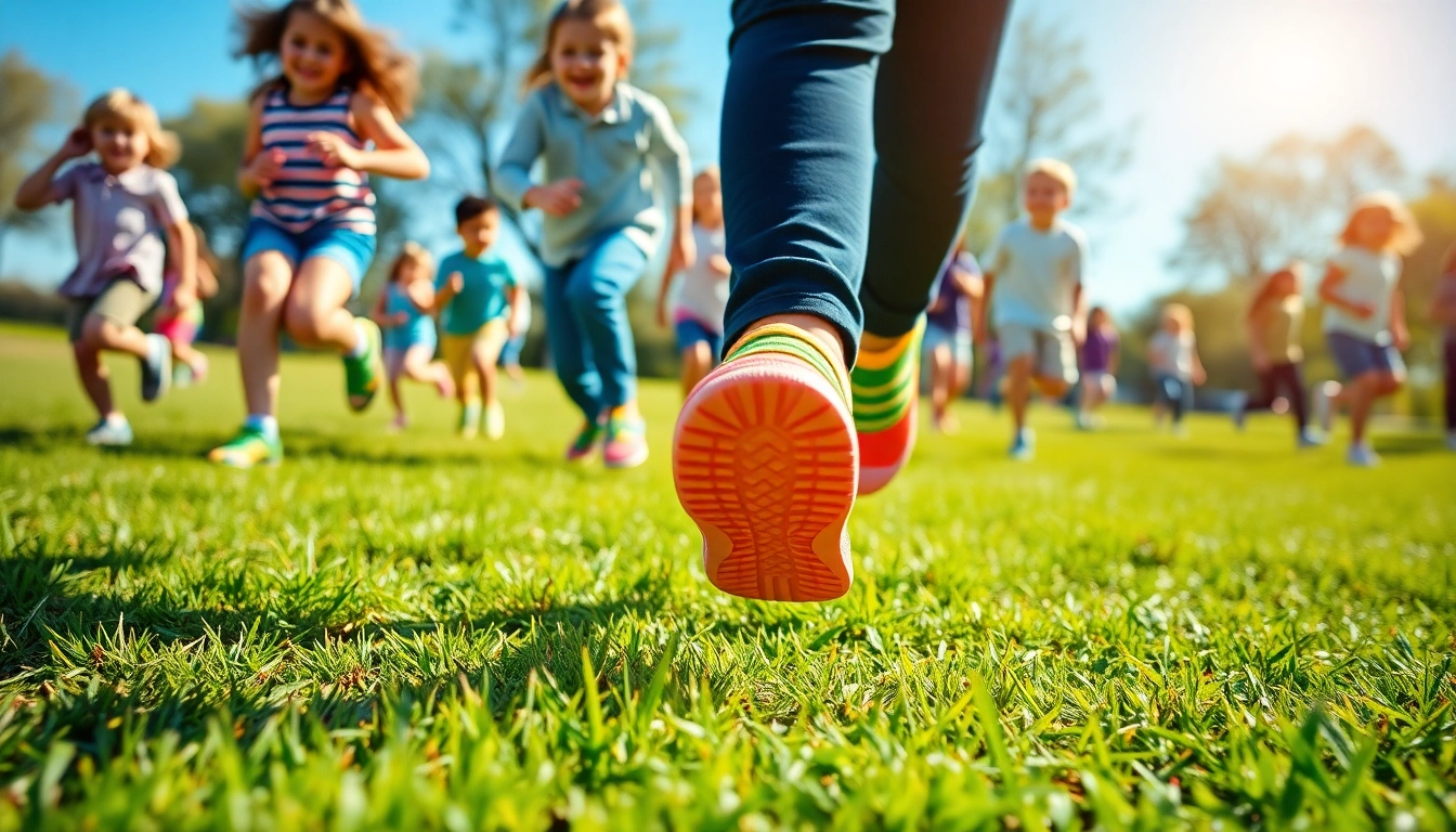 Kinder mit Barfußschuhe Kinder spielen fröhlich im Freien auf Grass.